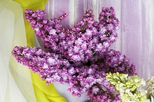 Belles fleurs lilas sur table en bois — Photo