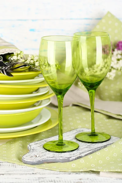 Grüne Tischeinstellungen, auf Tisch, auf hellem Hintergrund — Stockfoto