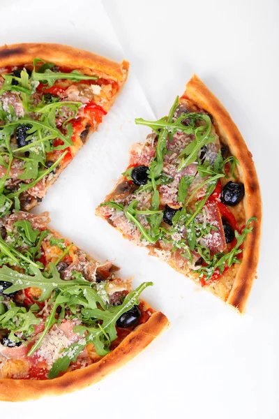 Pizza com arugula isolada em branco — Fotografia de Stock