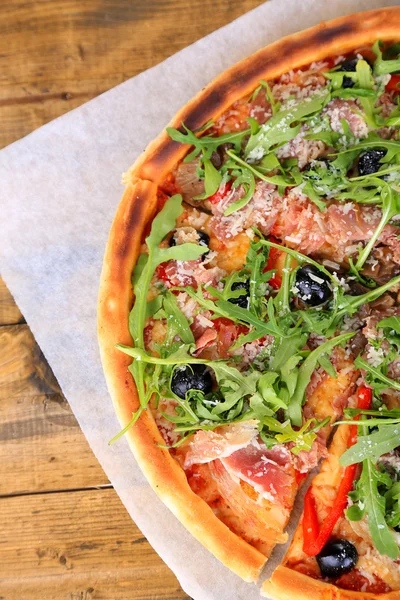 Pizza com arugula — Fotografia de Stock