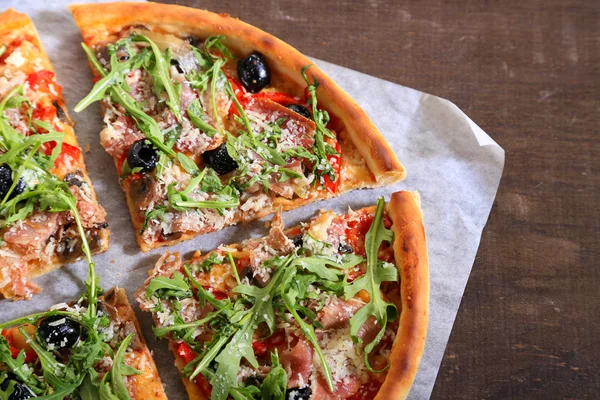 Pizza com arugula — Fotografia de Stock
