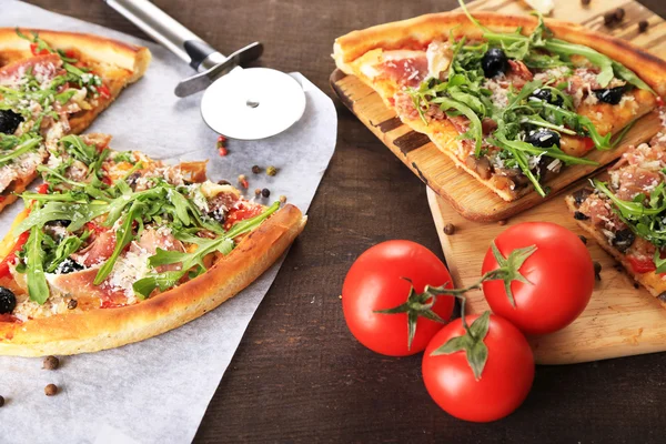 Pizza com arugula — Fotografia de Stock