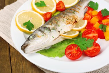 Nefis ızgara balık plaka üzerinde tablo yakın çekim