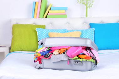 gri çanta giyim üzerine yatağa yakın çekim ile