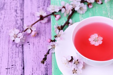 çiçekli dallar üzerinde ahşap masa yakın çekim güzel kokulu çay