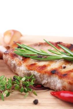 baharat, ot ve sebzeler üzerinde beyaz izole ahşap tahta üzerinde ızgara biftek