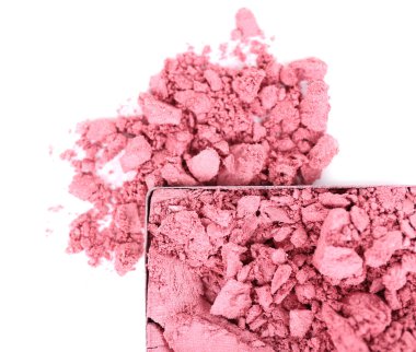 Ezilmiş göz farı beyaza izole edilmiş.