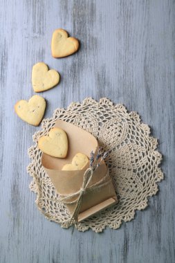 Lavanta çerezleri kesekağıdı rengi ahşap zemin üzerinde