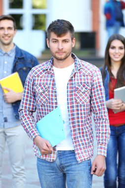 Öğrenciler üniversite yakınında 