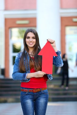 İşaretçi açık havada güzel kızla 