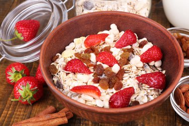 sağlıklı tahıl süt ve çilek ahşap tablo