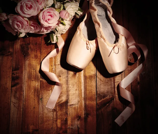 Zapatos de punto de ballet sobre fondo de madera — Foto de Stock