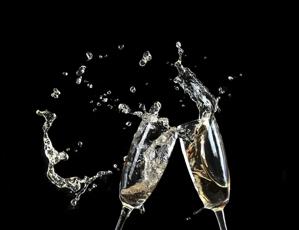 Okulary szampana z splash, na czarnym tle — Zdjęcie stockowe
