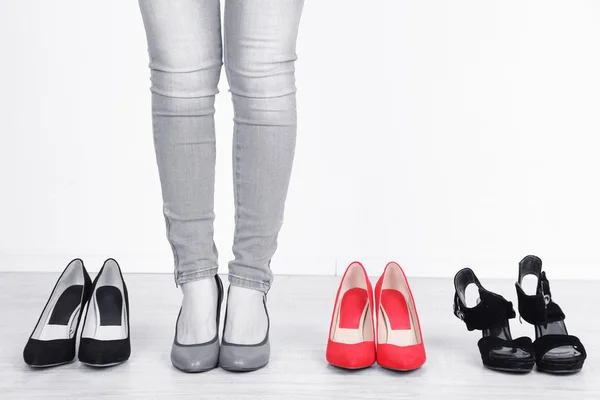 Konzept der Individualität. Eine helle Farbe Schuhe unter grauen Schuhen — Stockfoto