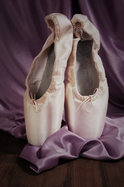 Zapatos de punto de ballet sobre fondo de tela — Foto de Stock