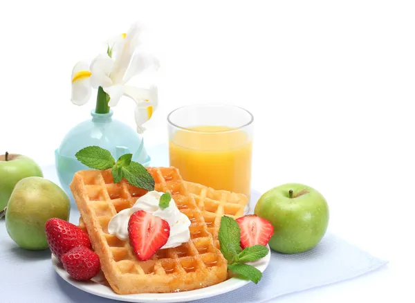 Leichtes Frühstück isoliert auf weiß — Stockfoto