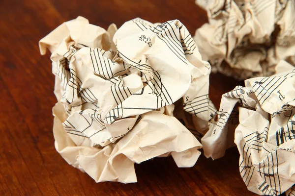 Crumpled paper balls on wooden background — Stock Photo, Image