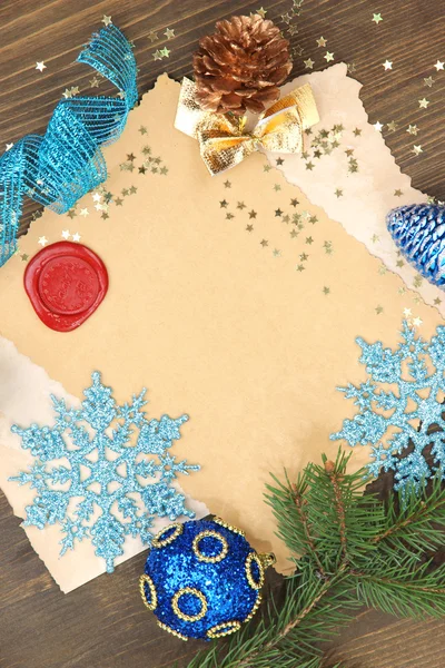 复古纸和圣诞装饰品木制背景上架 — 图库照片