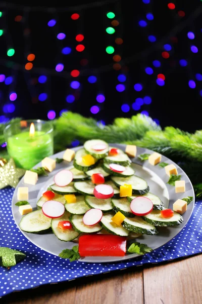 Árbol de Navidad de pepino en plato sobre mesa sobre fondo oscuro — Foto de Stock