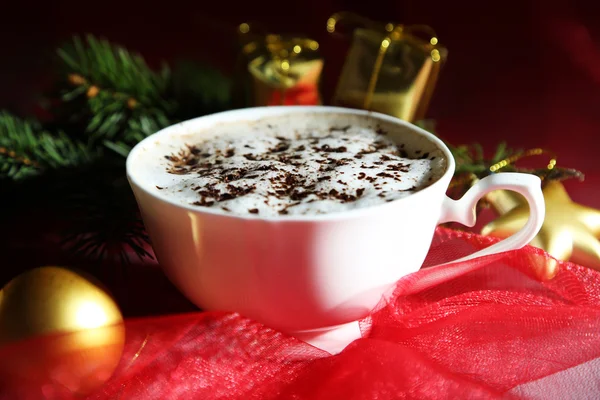 Chocolat chaud avec crème en tasse de couleur, sur la table, sur fond de décorations de Noël — Photo