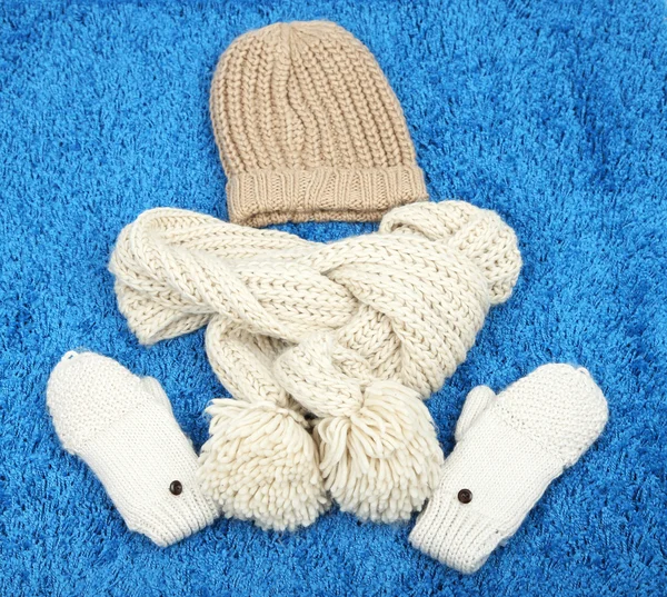 Winter cap, scarf and mittens, on color background — Stock Photo, Image