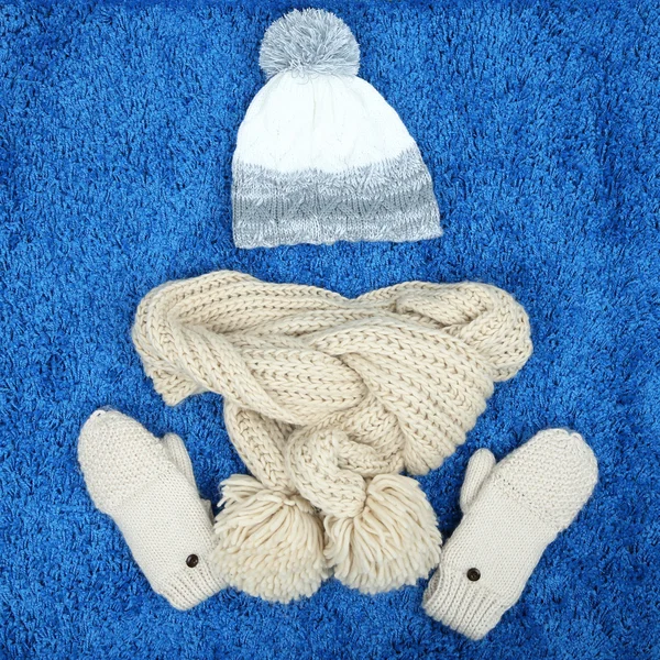 冬の帽子、スカーフ、手袋、色の背景上 — ストック写真