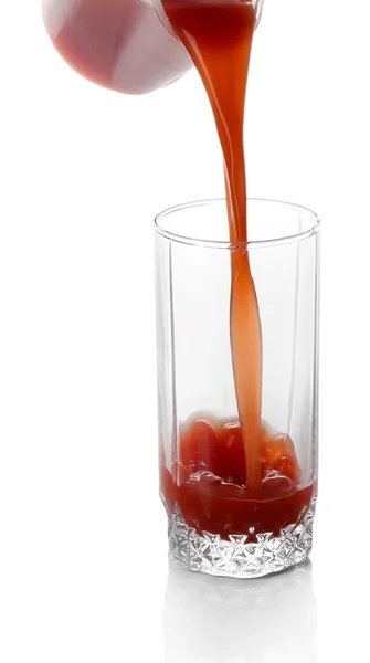 果汁倒入玻璃杯中，与白色隔离 — 图库照片