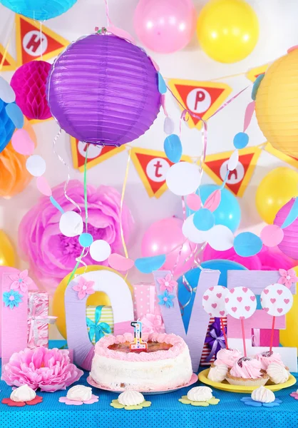 Fiestas de mesa para el cumpleaños en decoraciones de celebración — Foto de Stock