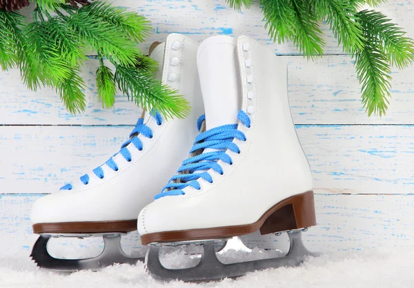 Figura patins em fundo de madeira — Fotografia de Stock