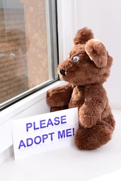 Toy-bear looking out window close-up — Stock Photo, Image