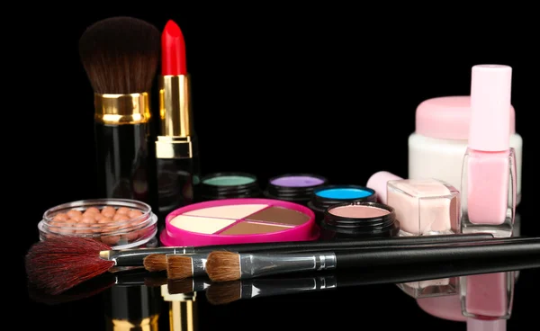 在黑色背景上的专业化妆工具 — 图库照片