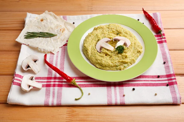 Ciotola di gustoso hummus fresco, da vicino — Foto Stock