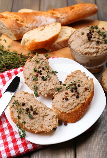 Verse pate met brood op houten tafel — Stockfoto