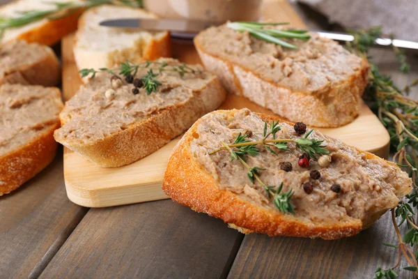 Pâté frais avec pain sur table en bois — Photo