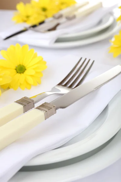 Table setting with spring flowers close up — Stock Photo, Image