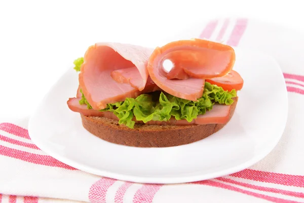 Sanduíches deliciosos com alface e presunto no close-up da placa — Fotografia de Stock
