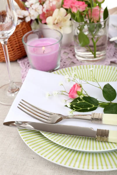 Ajuste de mesa con flores de primavera de cerca — Foto de Stock