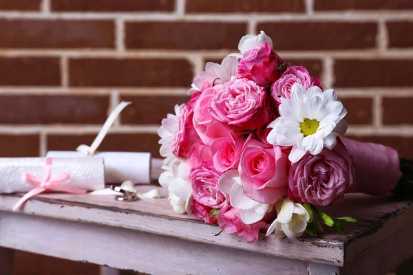 Beautiful wedding still life with  bouquet on bricks wall background — Stock Photo, Image