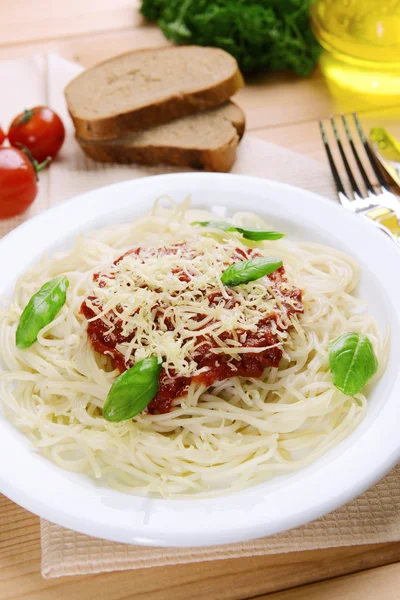 Pasta con salsa de tomate en el plato en primer plano de la mesa — Foto de Stock