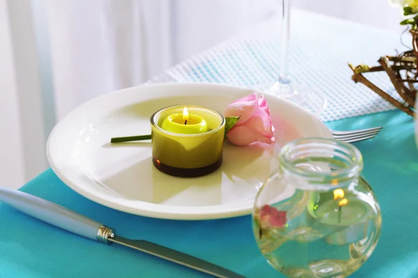 Beau décor de table de Pâques de vacances dans des tons bleus, sur fond clair — Photo