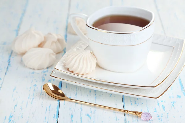 Xícara de chá com merengues na mesa de close-up — Fotografia de Stock