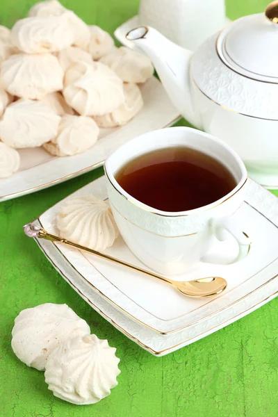 Cup of tea with meringues on table close-up — Stock Photo, Image