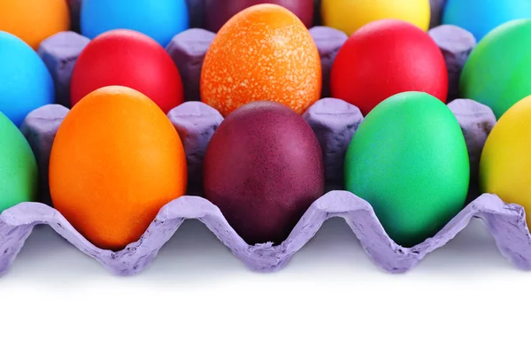 Barevné velikonoční vejce v zásobníku zblízka — Stock fotografie