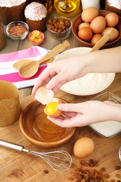 Bolo de Páscoa preparando na cozinha — Fotografia de Stock