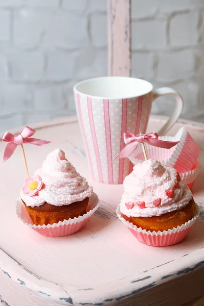 Leckere Tasse Kuchen mit Sahne auf Holzstuhl — Stockfoto