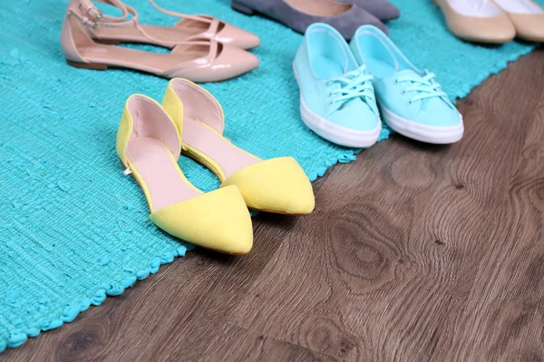 Pantofle na obcasach damskie na niebieski dywan — Zdjęcie stockowe