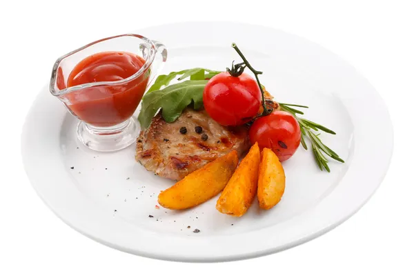 Bife grelhado com pedaços de batata frita e legumes grelhados, isolado em branco — Fotografia de Stock