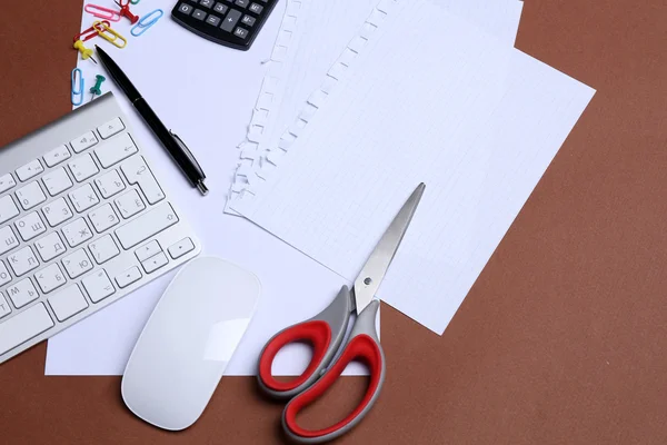 Ileti örneği aksesuarları, klavye ve kağıt, Ofis Masaları kapat — Stok fotoğraf