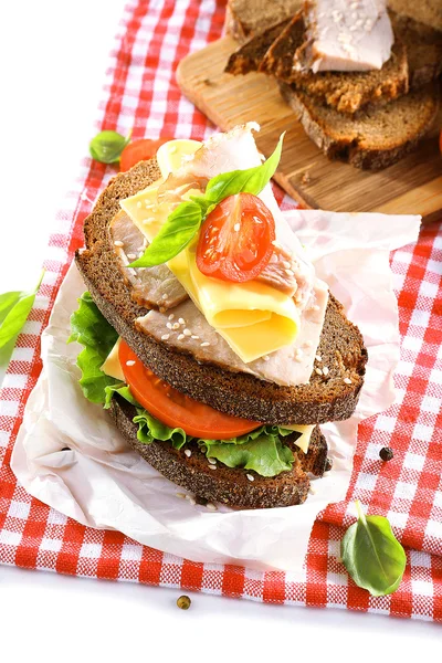 Heerlijke broodjes met voldoen aan op tabel close-up — Stockfoto