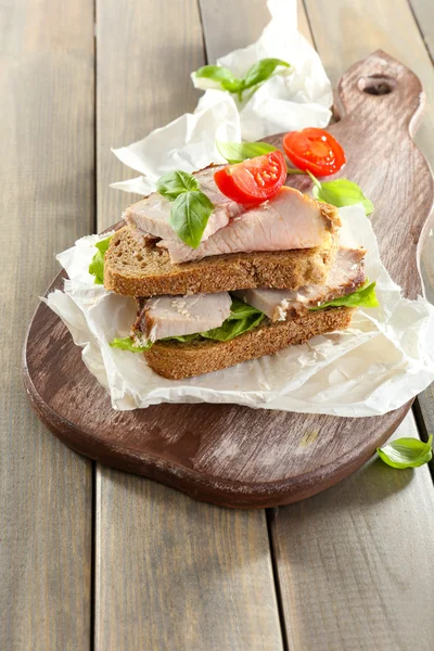 Deliziosi panini con incontro sul tavolo primo piano — Foto Stock